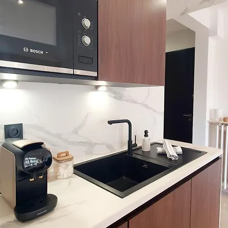 Beautiful 2 Bedroom With A View *