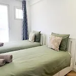 Beautiful 2 Bedroom With A View Apartman