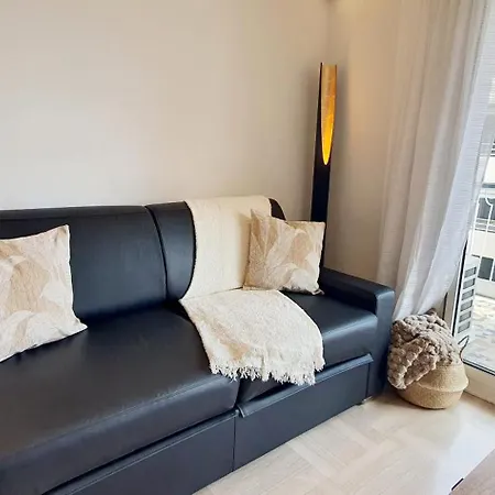 Beautiful 2 Bedroom With A View *