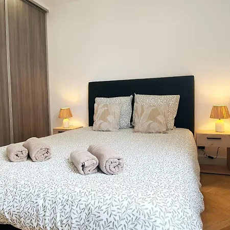 Beautiful 2 Bedroom With A View شقة