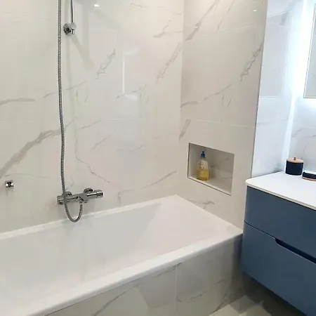 Beautiful 2 Bedroom With A View 昂蒂布