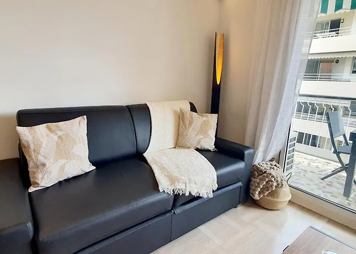 Beautiful 2 Bedroom With A View *