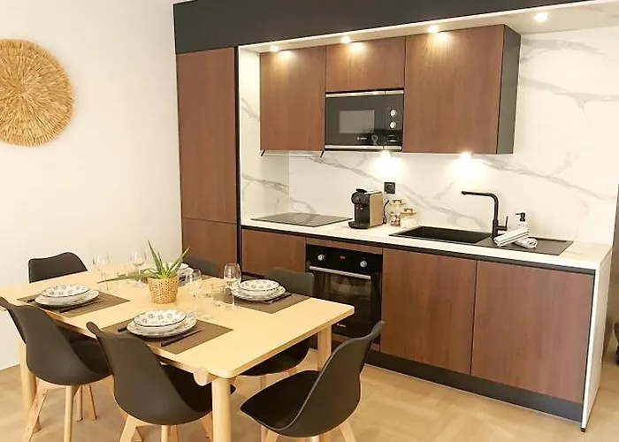 Beautiful 2 Bedroom With A View شقة أنتيب