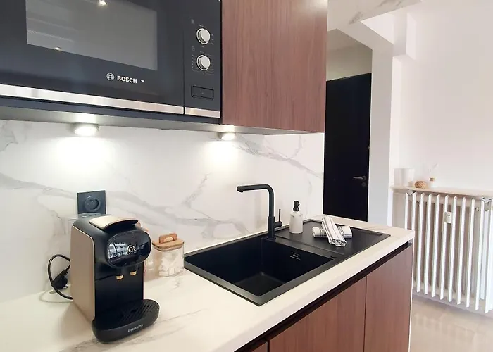 Beautiful 2 Bedroom With A View *