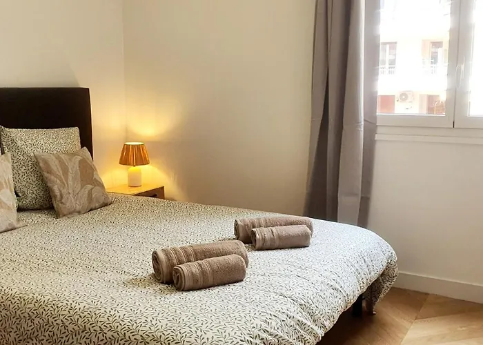 Beautiful 2 Bedroom With A View شقة أنتيب