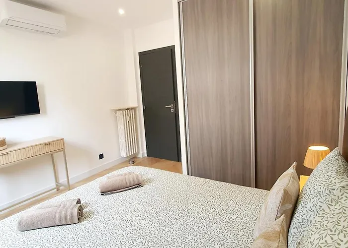 Beautiful 2 Bedroom With A View شقة *