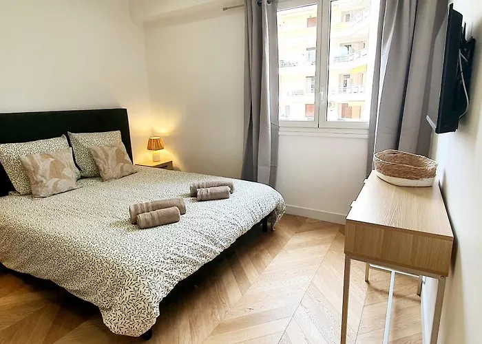 Beautiful 2 Bedroom With A View *