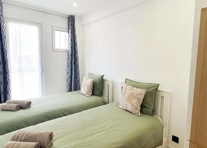 Beautiful 2 Bedroom With A View *