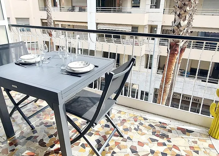 Beautiful 2 Bedroom With A View شقة أنتيب
